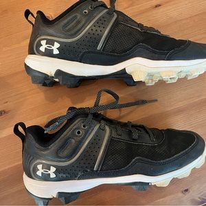 Under Armour kids baseball or softball cleats, size 7, black and white